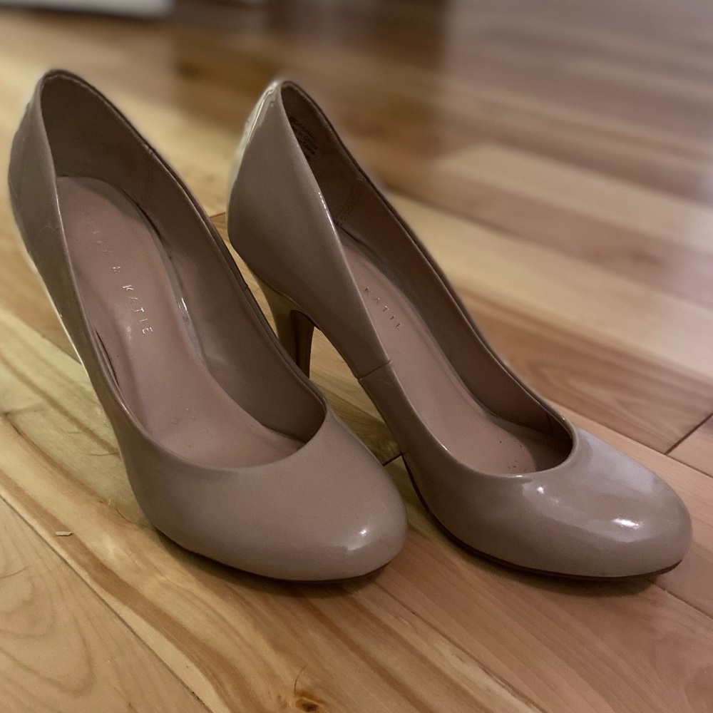 Like new patent nude heels Kelly & Katie size 8